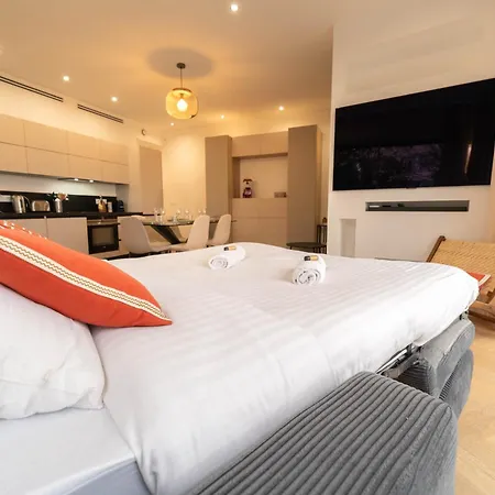 Magnifique Avec Piscine Et Jardin Daire *