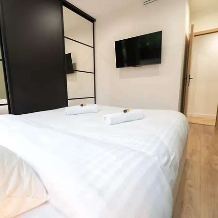 Magnifique Avec Piscine Et Jardin Daire *